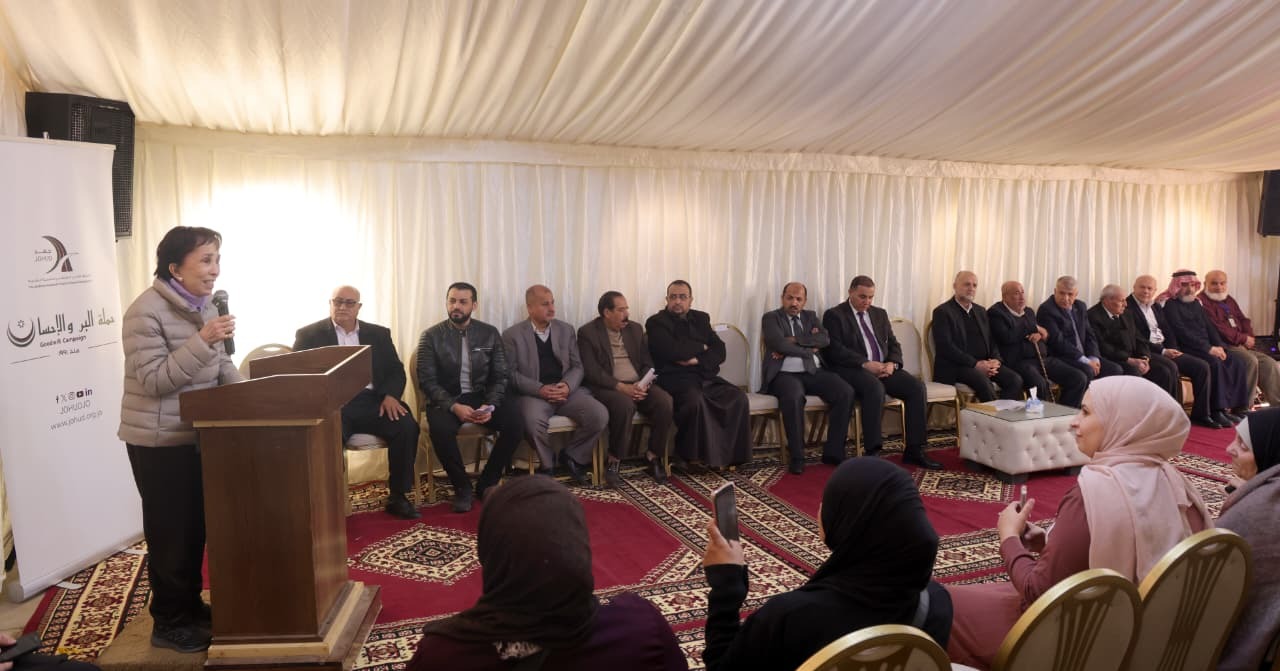 الأميرة بسمة بنت طلال تسلم مساعدات حملة البر والإحسان في الزرقاء